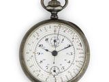 gros plan d'une montre de poche sur fond blanc