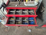 un établi rouge avec des outils dessus, dans un garage