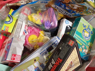 il y a plein de jouets différents dans le sac