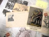 de nombreuses cartes postales anciennes posées sur une table, sur lesquelles figure la photo d'un homme