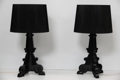 une paire de lampes de table noires avec des abat-jours noirs sur fond blanc