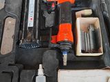 une trousse à outils comprenant un marteau, une lime à ongles, un tournevis et d'autres outils