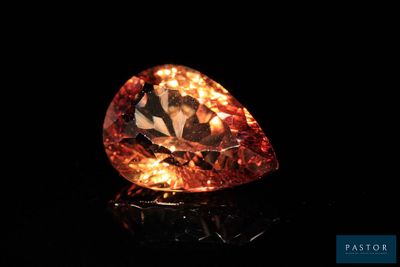 un losange orange sur fond noir
