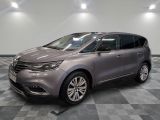 La camionnette grise est garée sur un sol en carrelage à damier.