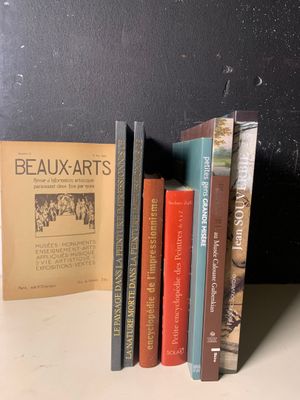 plusieurs livres sont empilés sur une table