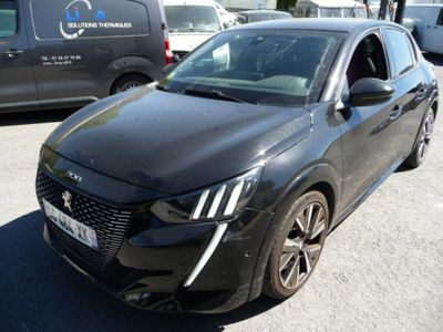 la photo d'une voiture noire garée dans un parking