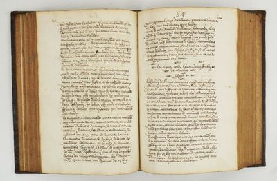 un livre ouvert avec une écriture dessus, posé sur une table