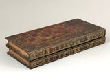 un vieux livre posé sur une surface blanche