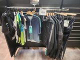 les vêtements sont suspendus à un portant dans un magasin de vêtements