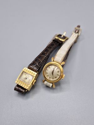 une photo montrant deux montres posées sur une table