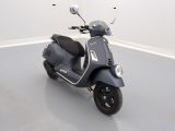 un scooter garé dans une pièce