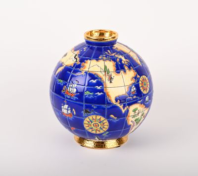 un vase bleu et or orné d'une carte du monde