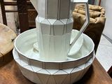 une tasse et une soucoupe blanches posées sur une table en bois