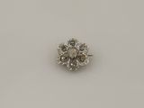 une image d'une bague en diamant sur une surface blanche