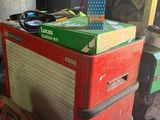 une pile de boîtes empilées les unes sur les autres
