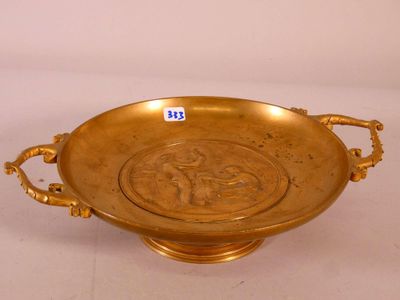 assiette en or décorée d'un motif représentant un homme et une femme
