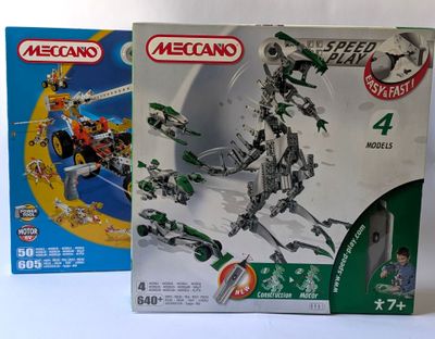 deux boîtes de legos de tailles et de couleurs différentes sur une surface blanche