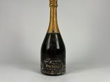 une bouteille de champagne posée sur une table blanche