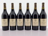 six bouteilles de vin rouge sont alignées sur une table