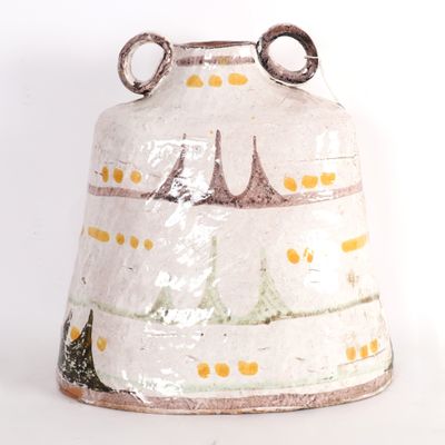 un vase blanc orné d'un motif jaune et blanc
