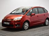 la citrole rouge est garee sur un sol en damier