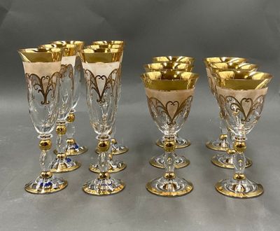 6 verres à vin et 6 flûtes à champagne en verre émaillé doré…