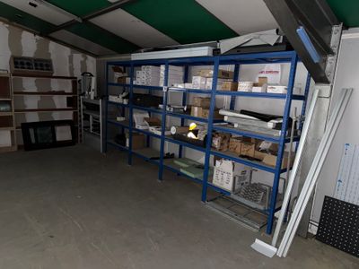 un garage rempli d'étagères et de cartons