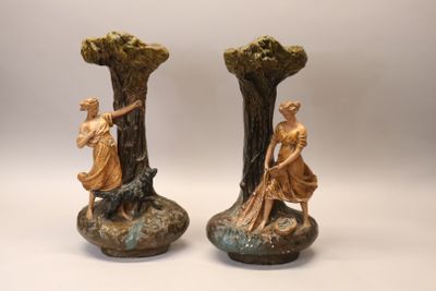 Paire de vases en terre cuite vernissée 1900 à décor d'allég… - Photo 1