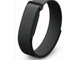 un bracelet noir muni d'un fermoir métallique sur fond blanc