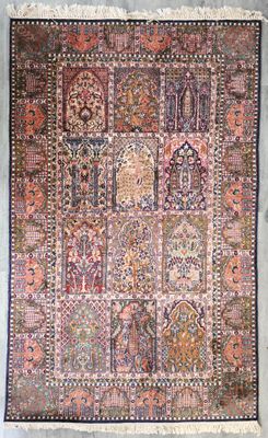 un tapis persan ancien aux couleurs et motifs variés