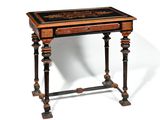 une image représentant une petite table avec un plateau en bois et des motifs décoratifs noirs et dorés