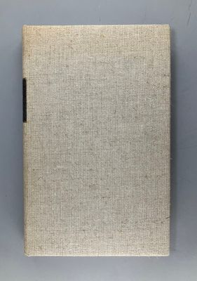 gros plan d'un livre sur une table à fond blanc