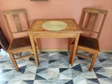 deux chaises et une table sur laquelle est posée une assiette