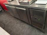 un comptoir en métal sur lequel est posé un ordinateur portable