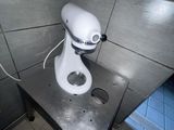 un mixeur blanc posé sur une table en métal