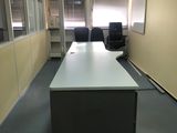 un bureau vide avec un bureau et des chaises à l'intérieur