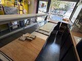 vue d'une cuisine avec un plan de travail et une fenêtre