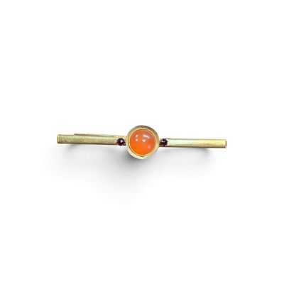 une image d'une bague sertie d'une pierre orange