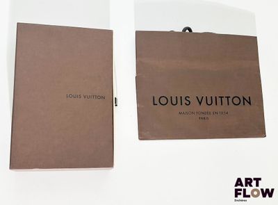 Sac en papier marron Louis Vuitton orné d'un logo noir