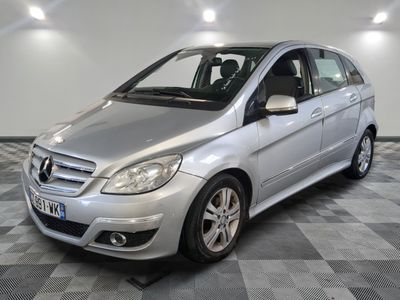 la classe b de la mercedes est garée sur un sol en damier