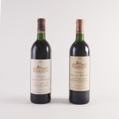 deux bouteilles de vin posées l'une à côté de l'autre sur une surface blanche