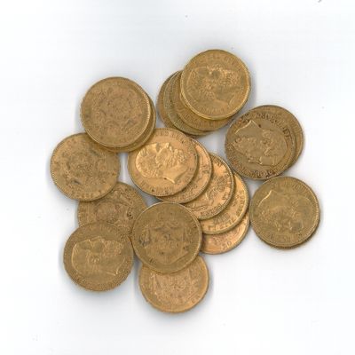 une pile de pièces d'or sur une surface blanche