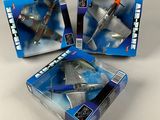 Trois cartons contenant des figurines Star Wars sont posés sur une table