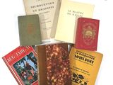 un grand nombre de livres posés sur une table