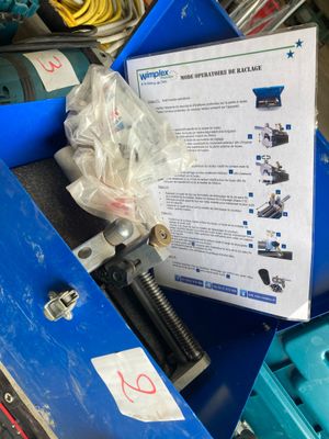 une boîte bleue contenant un appareil