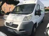une camionnette blanche garée sur le bord de la route