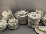 beaucoup d'assiettes empilées les unes sur les autres sur la table