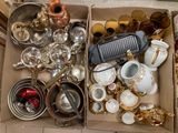 une boîte remplie d'objets hétéroclites posée sur le sol