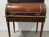 un bureau ancien à deux tiroirs et un plateau en bois
