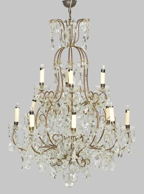 une image d'un lustre en verre et en métal